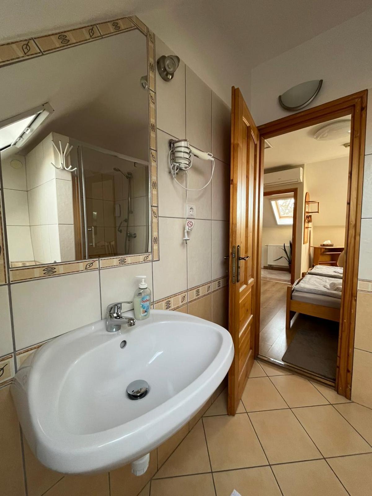 Eckhardt Vendeghaz Hotel Villany Bagian luar foto