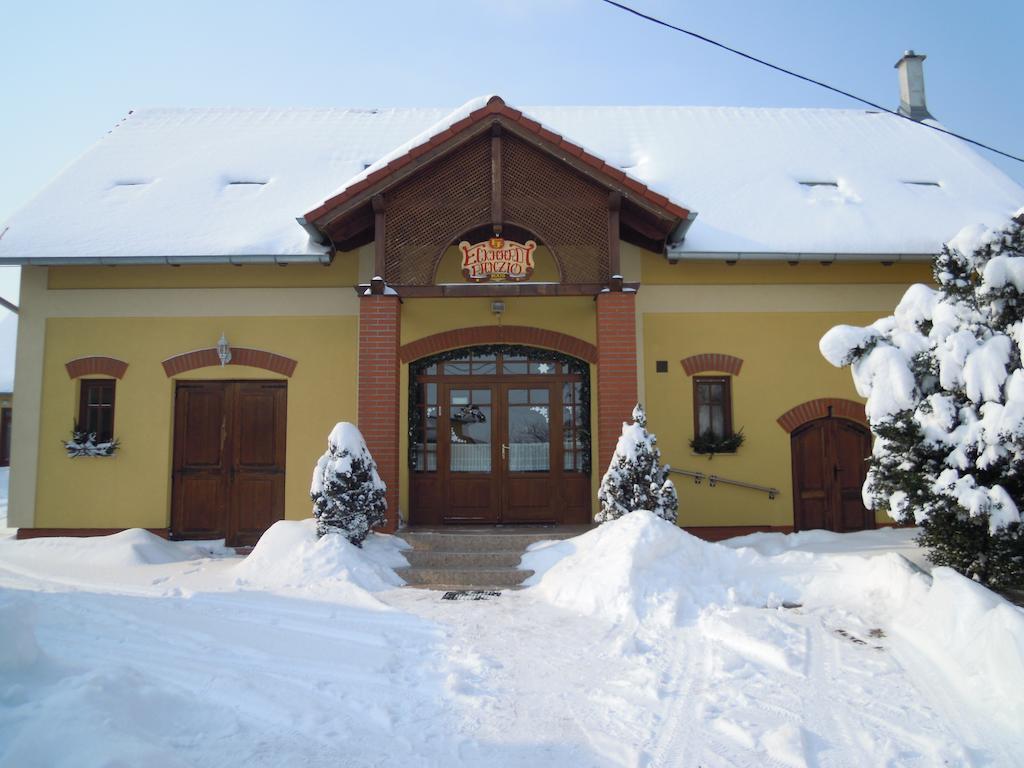Eckhardt Vendeghaz Hotel Villany Bagian luar foto